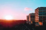 Das Bild zeigt die G-Gebäudereihe im Sonnenuntergang