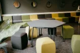 Das Bild zeigt Sitzgelegenheiten und Tische in der Sandbox im Open Space GA 02