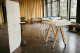 Das Bild zeigt Whiteboards und Tische in der Sandbox im Open Space GA 02