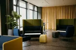 Das Bild zeigt Sitzgelegenheiten und Tische in der Lernlounge im Open Space GA 02