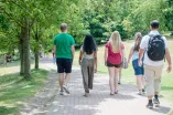 Meschen von hinten auf einem Weg auf dem Campus