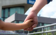 Kinderhand auf dem RUB-Campus