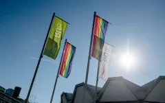 Regenbogen Flaggen wehen auf dem RUB-Campus