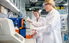 Zwei Studentinnen im Labor der Biopsychologie