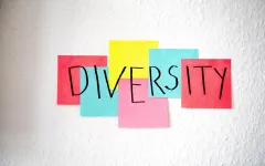 Das Wort "Diversity" auf bunten Klebezetteln