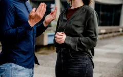 Unterschiedliche Gesten im Gebet