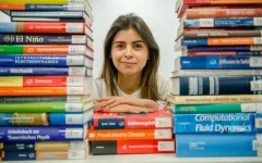 Studentin mit Büchern