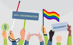 Diverse Hände mit Gesten und Schildern Anti-Diskrimination, Solidarity, Regenbogenflagge und Paragrafen-Symbol.