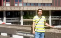 Das Foto zeigt den UNIC-Double-Degree-Studenten Kevin Cuadra aus Polen auf dem RUB-Campus in Bochum.