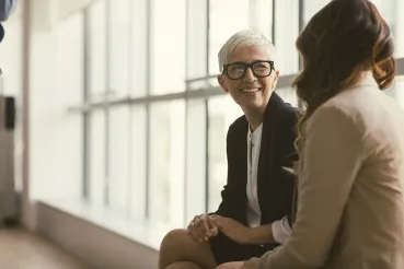Eine Nachwuchswissenschaftlerin im Gespräch mit ihrer Mentorin.