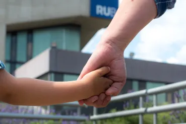 Kinderhand auf dem RUB-Campus