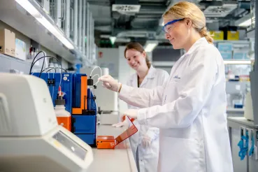 Zwei Studentinnen im Labor der Biopsychologie