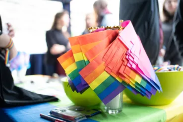 Diversity-Flaggen an einem Infostand