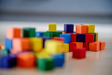 Bunte Holzklötze als Sinnbild für Diversität