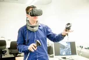 Mann mit VR-Brille