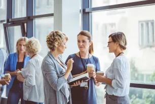 Gruppe von Frauen im Gespräch während einer Seminarpause.