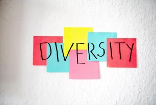 Das Wort "Diversity" auf bunten Klebezetteln