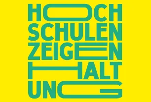 Grafische Darstellung des Claims Hochschulen zeigen Haltung als grüner Schriftzug auf gelbem Grund. 