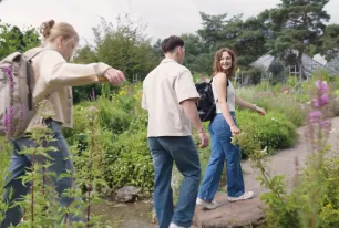 Foto: Drei Studierende gehen durch den Botanischen Garten an der Ruhr-Universität Bochum