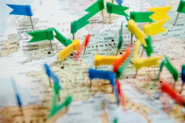 Weltkarte mit Fähnchen