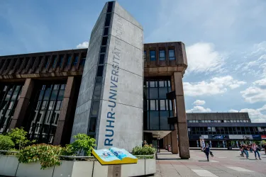 Das Gebäude der Universitätsverwaltung von außen.