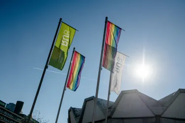 Regenbogen Flaggen wehen auf dem RUB-Campus