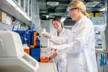 Zwei Studentinnen im Labor der Biopsychologie