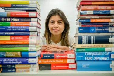 Studentin mit Büchern