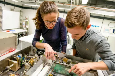 Forscherin und Forscher an der Elektronenspinresonanz im Labor