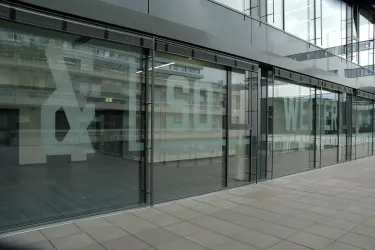 Kunstwerk von Lawrence Weiner, & SO WEITER…