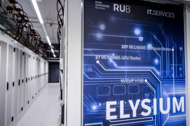 Das Bild zeigt des Serverraum des HPC-Netzwerks Elysium im Datacenter der RUB