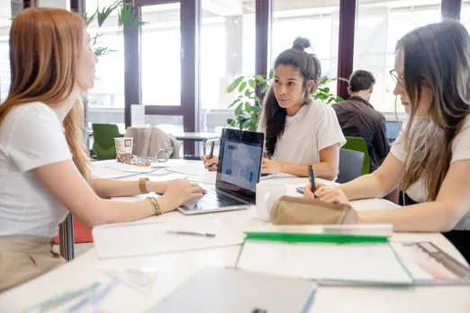 Studentinnen lernen gemeinsam. 