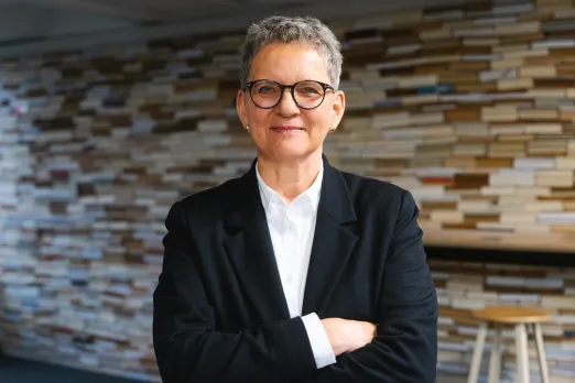 Porträt einer Frau mit verschränkten Armen