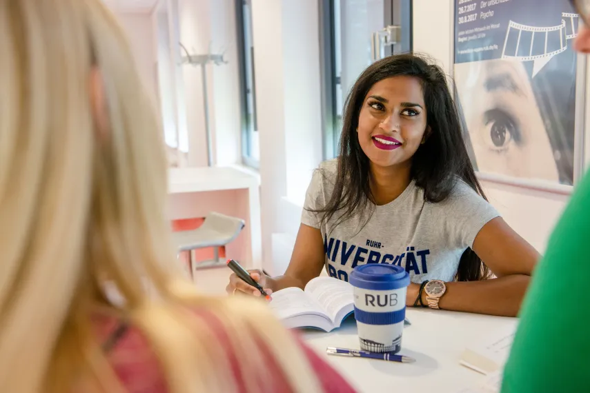 Studentin in der Cafeteria