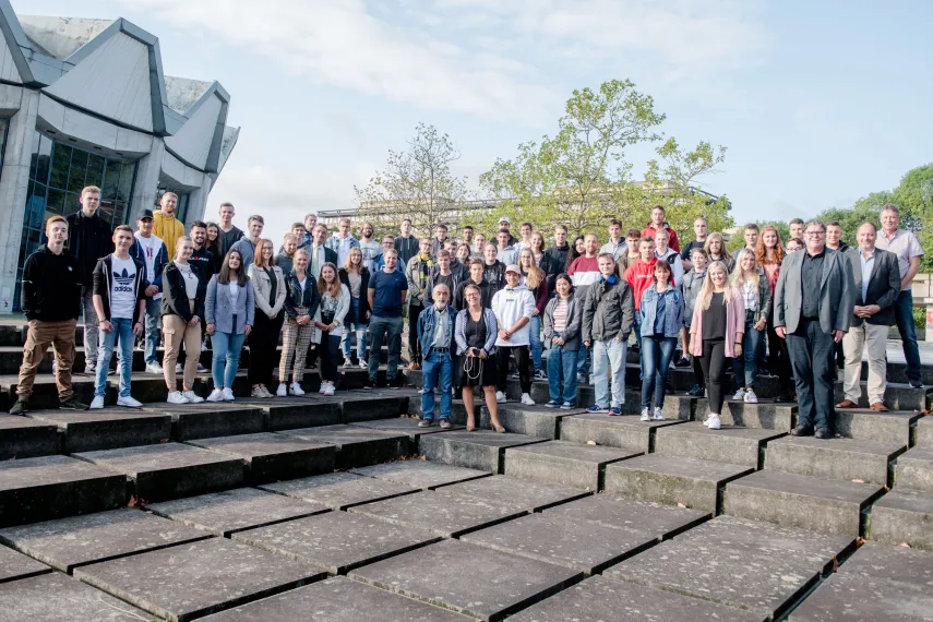 Gruppenfoto Auszubildende der RUB vor dem Audimax.