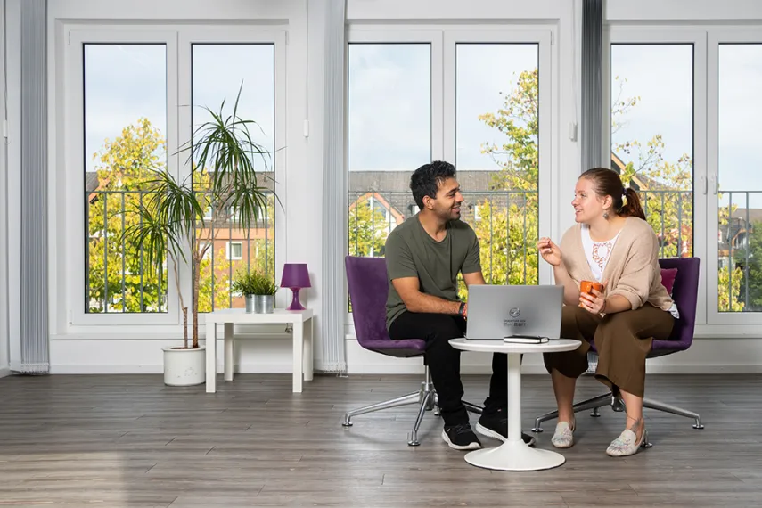 Saiman und Zhenya von der Psychologischen Studienberatung im Gespräch.