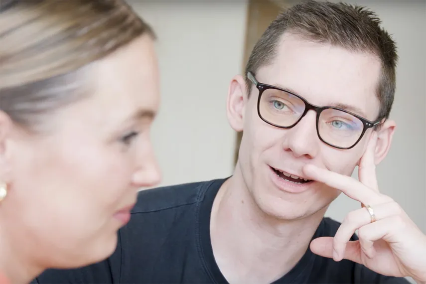 Informatiker Jonas im Gespräch mit Uta vom Lehrstuhl für Arbeitsorganisation und Wirtschaftspsychologie.