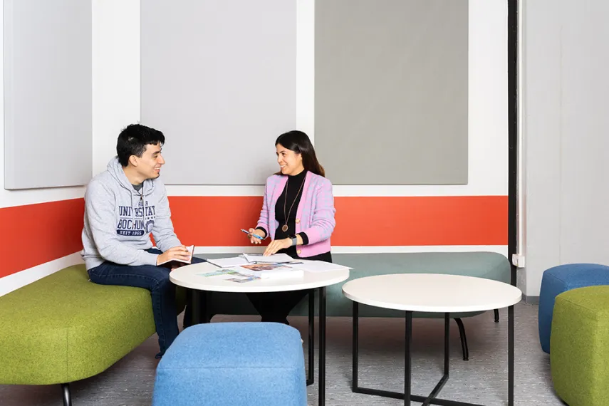 David kam als Austauschstudent nach Bochum; Katherine bringt junge Menschen ins Ausland.