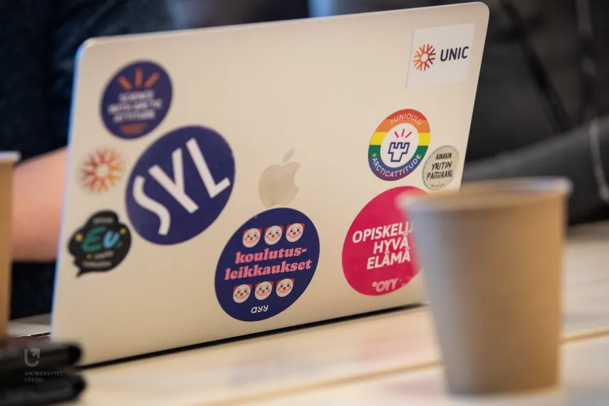 Laptop mit vielen Aufklebern, darunter UNIC