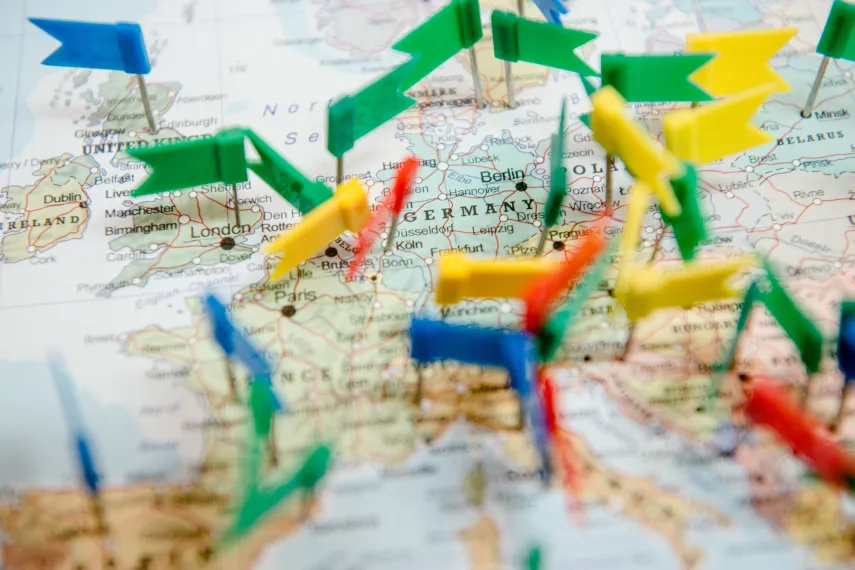 Weltkarte mit Fähnchen drin