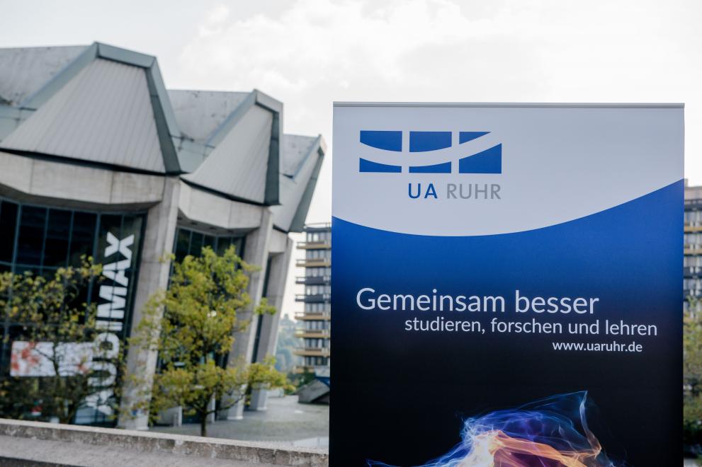 UA-Ruhr-Banner vor dem Audimax der RUB