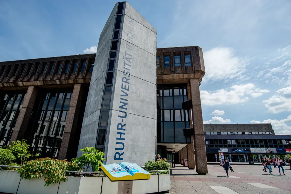 Das Gebäude der Universitätsverwaltung von außen.