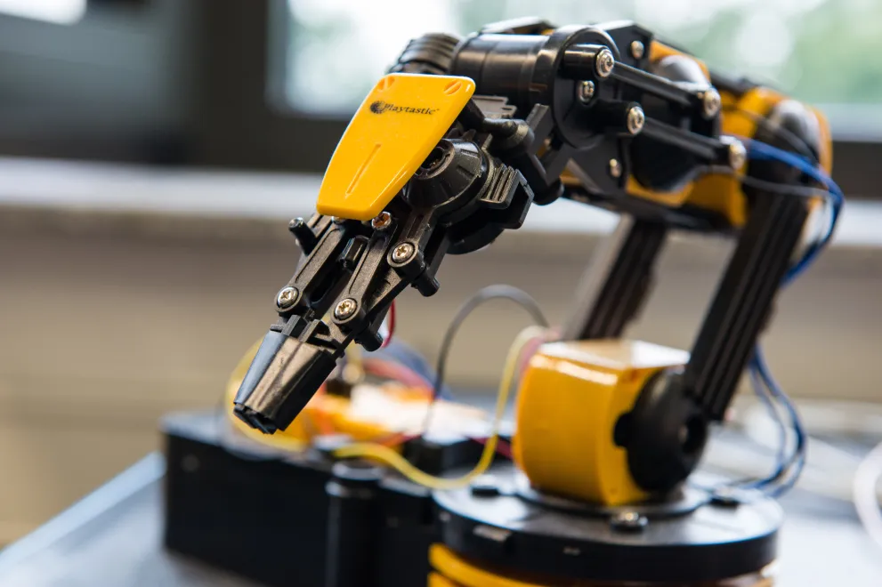 Kleiner gelb-schwarzer Roboter