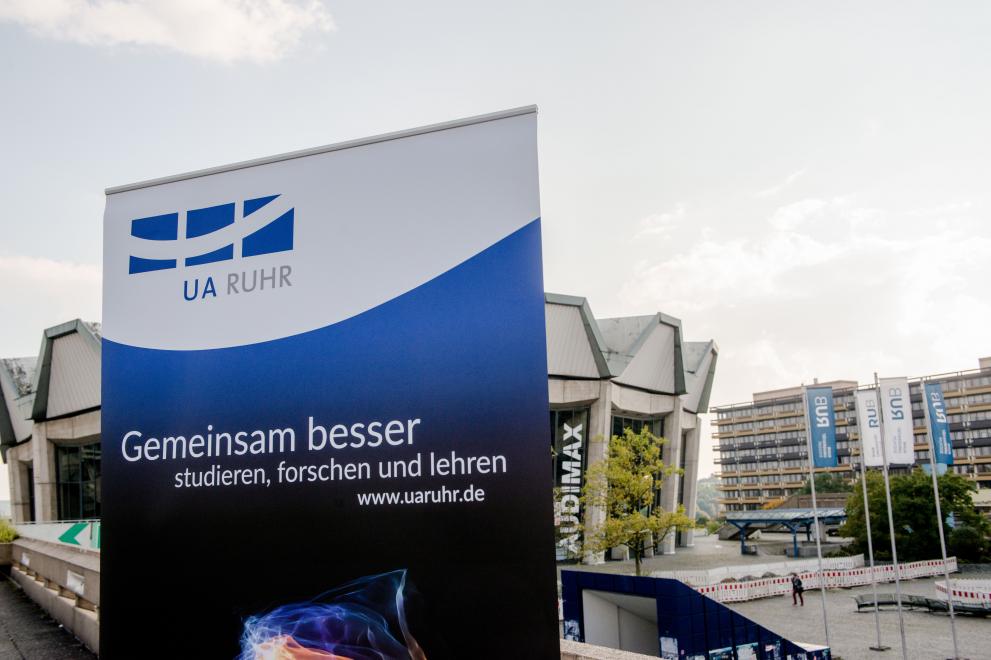 Ein Banner der UA Ruhr vor dem Audimax der RUB