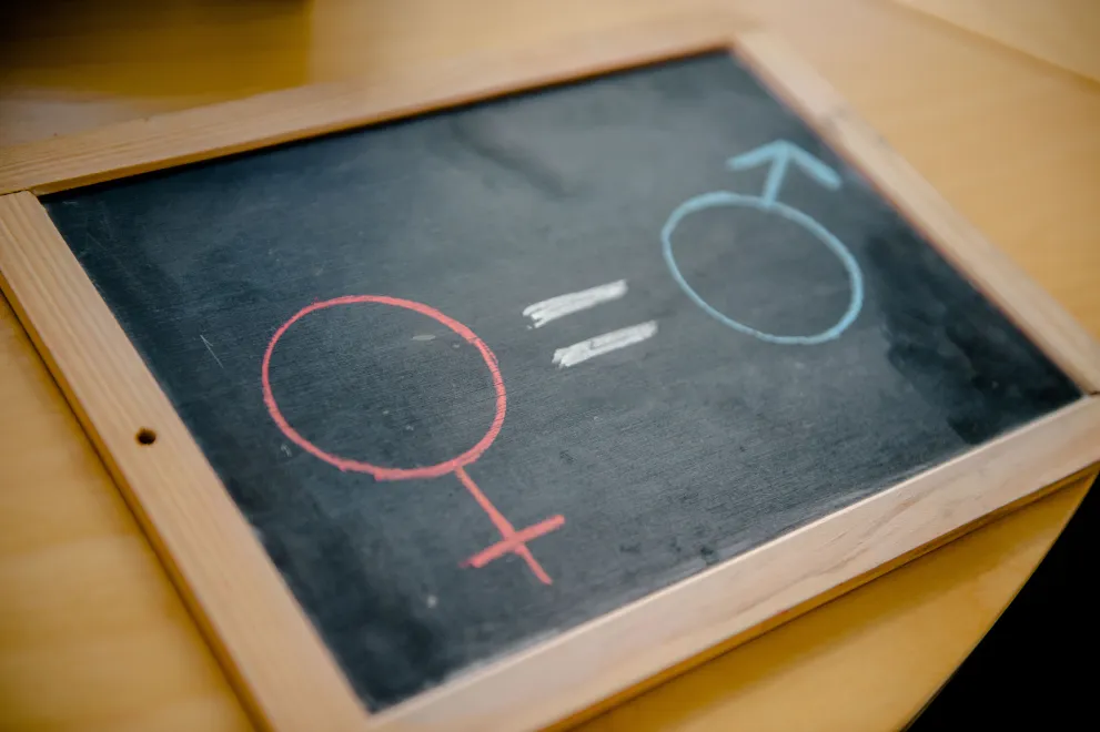 Table with symbols for female and male