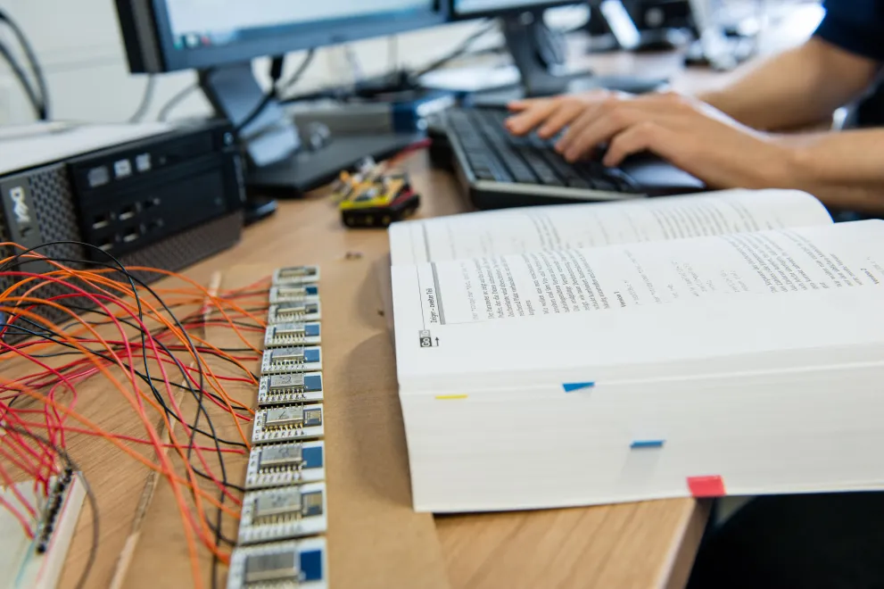 Platinen, Kabelgewirr und eine Computertastatur