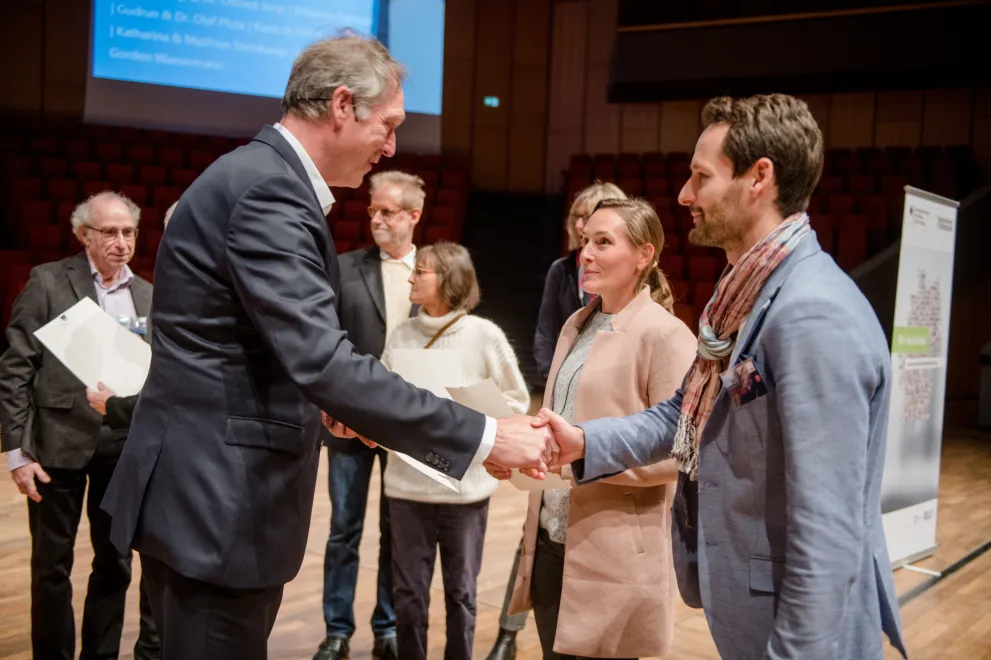 Rektor der RUB dank den Spendern des Deutschlandstipendiums 2019