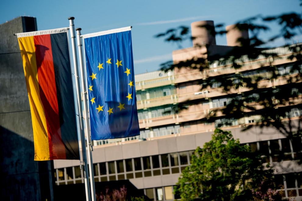Flaggen Deutschland und Europa auf dem RUB-Campus