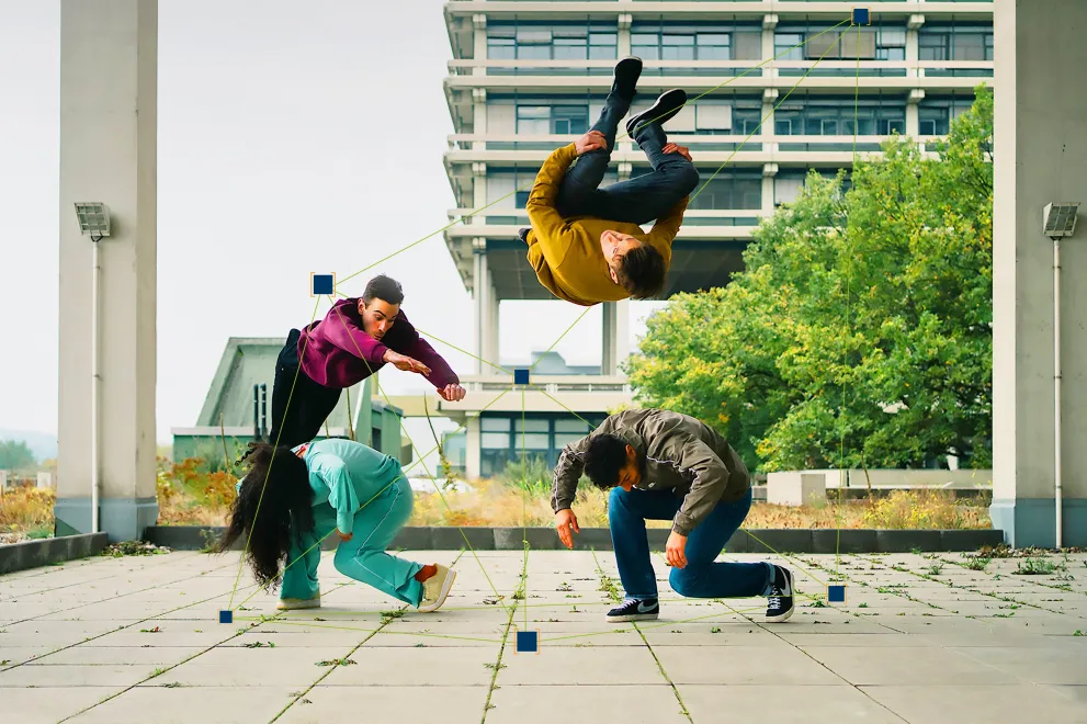 Vier Personen vom Bochumer Verein Urbanatix machen Parkour-Übungen auf dem Campus der RUB.