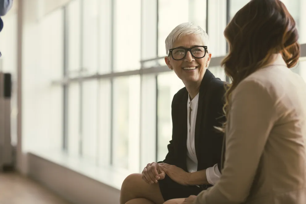 Eine Nachwuchswissenschaftlerin im Gespräch mit ihrer Mentorin.